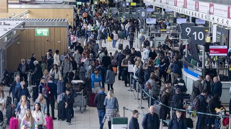 Aer Lingus calls Dublin Airport security queues ‘problematic’ and urges