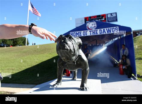 Bulldog Statue High Resolution Stock Photography and Images - Alamy