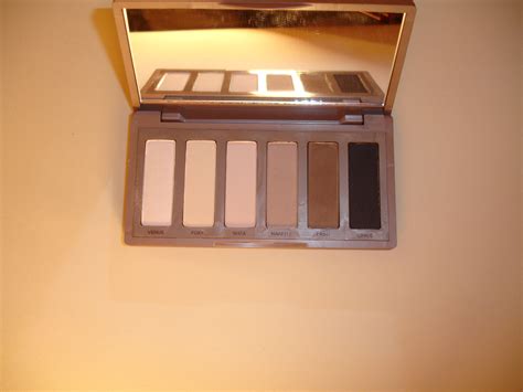 Paleta de sombras Naked Basics como su propio nombre indica un básico