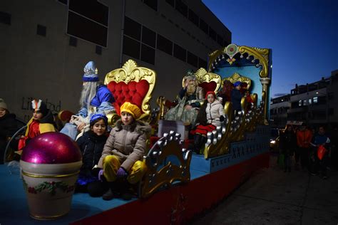 Las Sonrisas De Los Ni Os Arropan A Los Reyes En Su Paso Por Villares