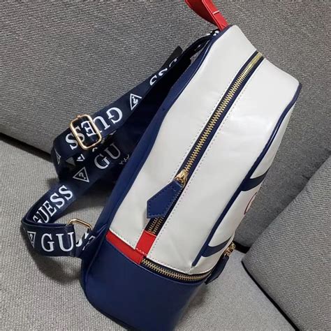 תיק גב עם כיס חיצוני גאס GUESS - זולפה קניות אונליין