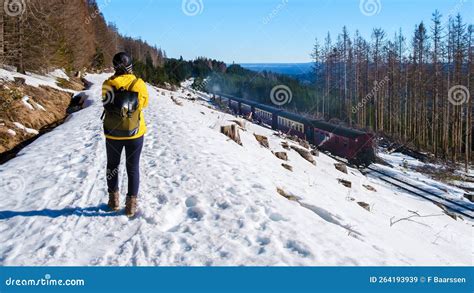 Mujeres Viendo El Tren De Vapor Durante El Invierno En La Nieve En La