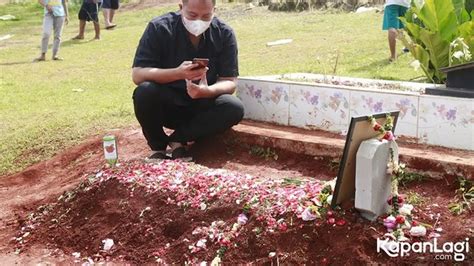 Penuh Haru Ini Potret Vicky Prasetyo Ziarah Ke Makam Ibu Kalina