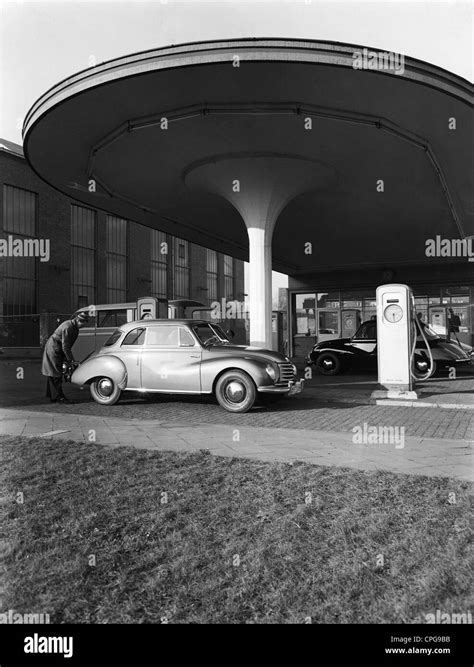 Transporte Transporte Coche Gasolinera Hombre Llenando Su Dkw F