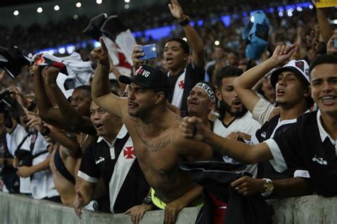 Torcida do Vasco vai entrando no Maracanã foto SuperVasco