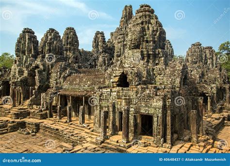 Caras De Pedra Nas Torres Do Templo Antigo De Bayon Imagem De Stock