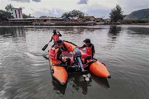 Kapal Diterjang Ombak Besar Di Muara Logending Nelayan Terjatuh