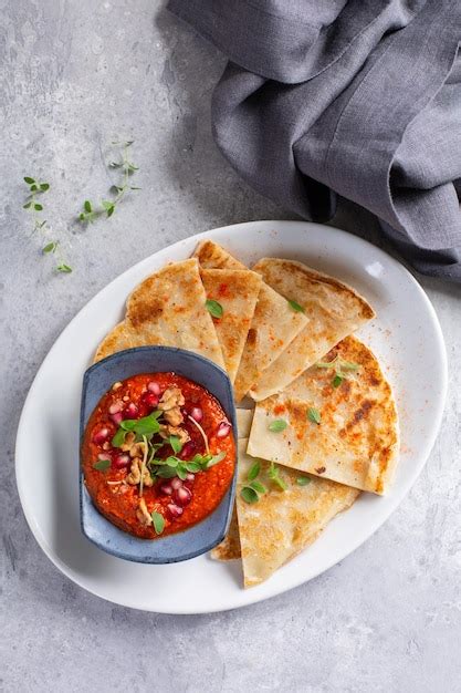 Premium Photo Flatbread Served With Spicy Dipping Sauce