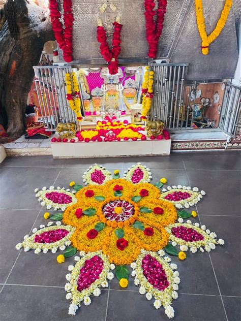 Pin de Asha Jyothi Medasetti en decorations | Artesanías flores de ...