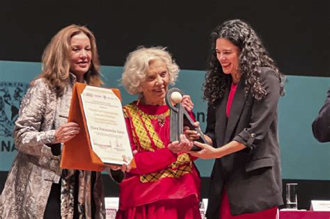 Elena Poniatowska recibe el Premio Carlos Fuentes de Creación Literaria