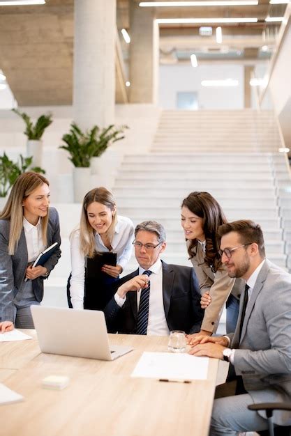 Joven Equipo De Inicio Trabajando En La Oficina Foto Premium