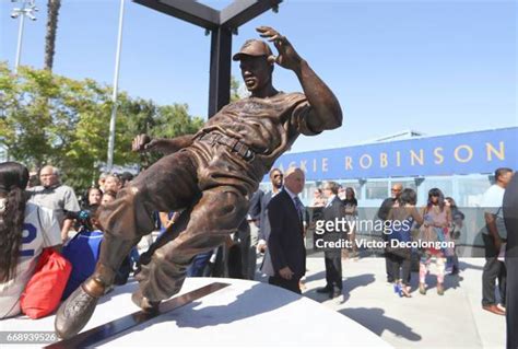 Los Angeles Dodgers Unveil Jackie Robinson Statue Photos Et Images De Collection Getty Images