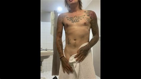 刚洗完澡偷偷摸摸 Pornhub Gay