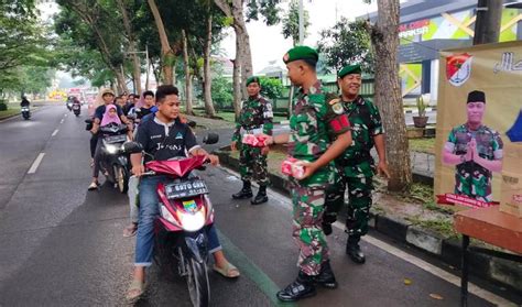 Hari Ke 17 Bulan Ramadhan Perwira Kodim 0510 Trs Bagikan Takjil Gratis