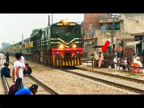 Dn Karachi Express Train Traveling Lahore To Karachi Railway Station