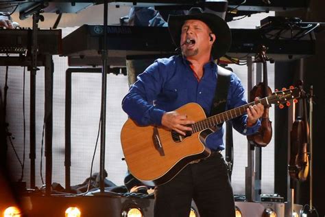 'That Summer': The Story Behind Garth Brooks' Summer Romance Song