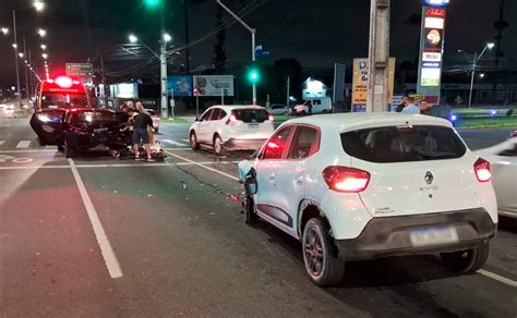 Idosa fica ferida após ter carro atingido na traseira em Pinhais