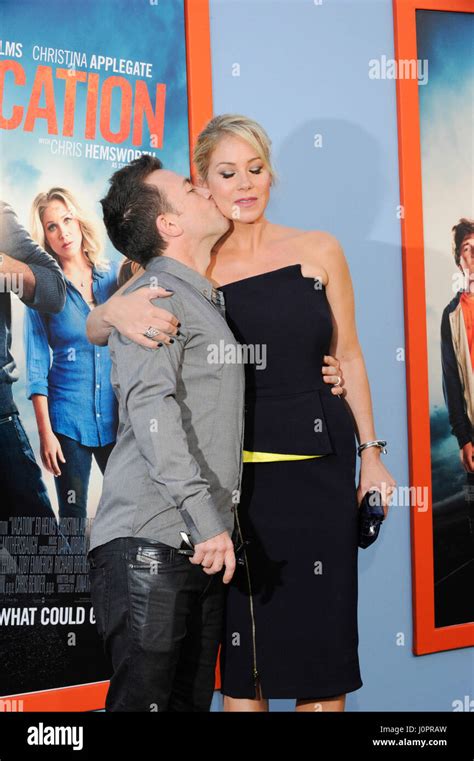 Schauspieler David Faustino Und Christina Applegate Besuchen Sie Die Ferien Premiere Im Westwood