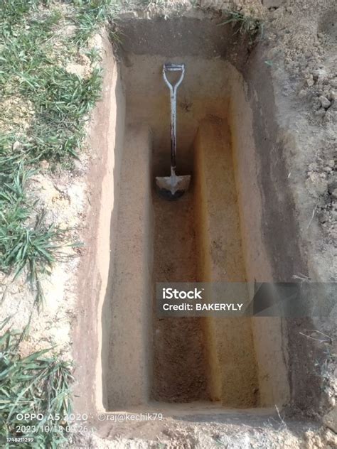 Muslim Malay Cemetary New Empty Grave Hole Stock Photo - Download Image Now - Cemetery, Circle ...