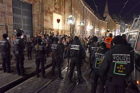 Querdenker Halten Polizei In Der Freiburger Innenstadt Auf Trab