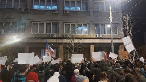 Završen protest ispred sedišta RIK a u Beogradu Manje incidenata nego