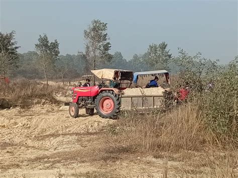 अवैध रूपमा गिट्टी बालुवा निकाल्ने पाँच वटा ट्याक्टर नियन्त्रणमा प्रशासन