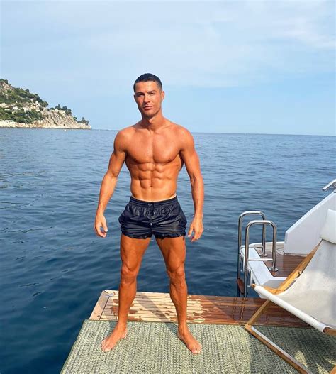 Cristiano Ronaldo Exibe Corpo Sarado Em Iate Quem QUEM News