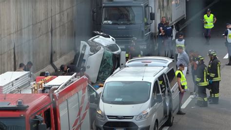 Scontro Tra Camion E Auto Su Tangenziale Morti Due Ventenni Altri Due