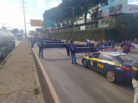 Policiais rodoviários federais fazem protesto na Grande BH