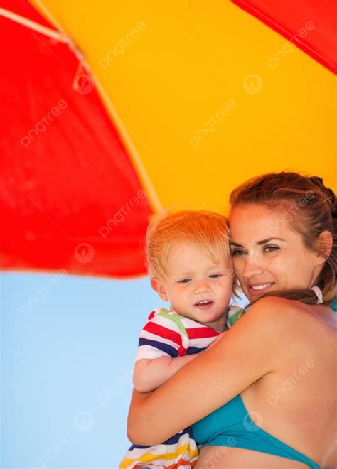 Background Potret Ibu Dan Bayi Di Pantai Di Bawah Payung Vektor Dan