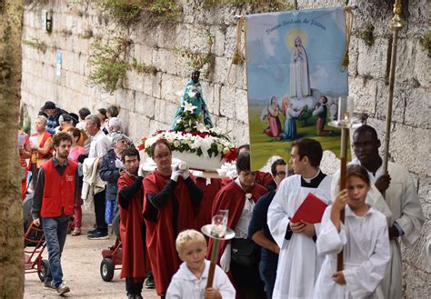 Retour En Images De La Procession Fluviale En L Honneur De La Vierge