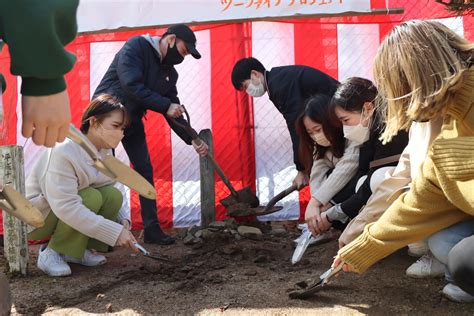 「こんなに大きくなって」 閉校の小学校でタイムカプセル開封 12年前の在校生らが掘り出す 丹波新聞