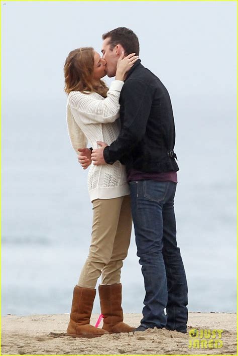 Emily VanCamp & Barry Sloane: Rainy 'Revenge' Kiss!: Photo 2766349 ...