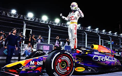 トップチェッカーを受けてレッドブルRB19の上に立つマックスフェルスタッペン2023年11月18日 土 F1ラスベガスGP決勝レース