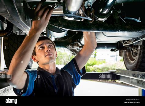 Mecanicos Arreglando Fotograf As E Im Genes De Alta Resoluci N Alamy