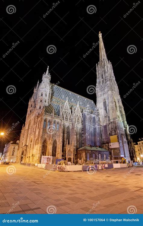 Lage Hoekmening Van De Verlichte Kathedraal Van Heilige Stephen S