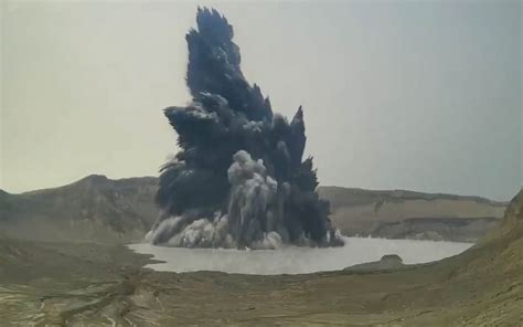 Evacúan a miles de personas por la erupción del volcán Taal el segundo