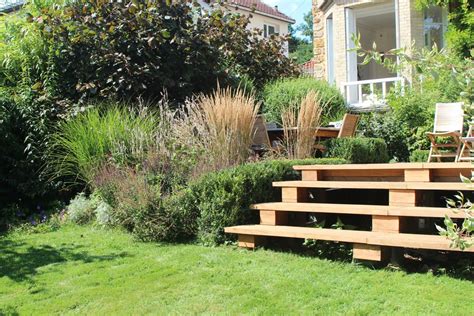 La terrasse en bois d acacia et le jardin contemporain de graminées