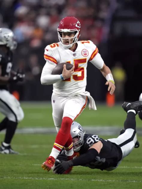 Chiefs Defeat Raiders To Clinch Afc No 1 Seed And A First Round Bye