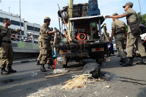 Razia Pedagang Kaki Lima Di Tanah Abang Republika Online