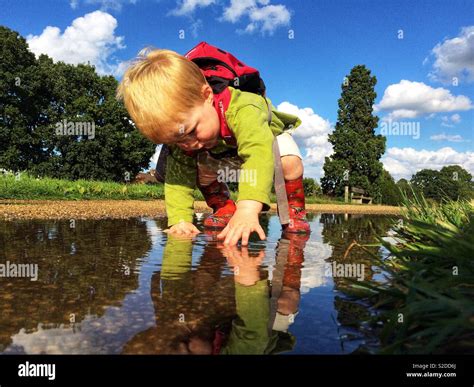 Child Puddle Reflection Banque De Photographies Et Dimages à Haute