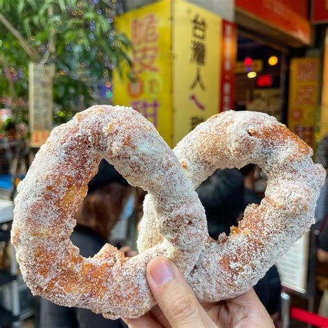 台北美食 台灣人ㄟ脆皮鮮奶甜甜圈 酥脆有如餅乾裡面還有牛奶香的超人氣甜甜圈！