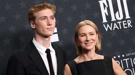 Naomi Watts brings son Sasha Schreiber to Critics Choice Awards