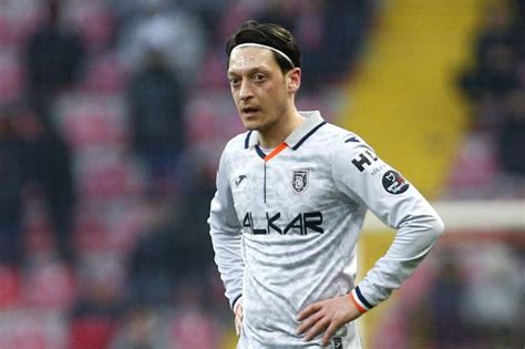 Adi S Mesut Zil Anunci Su Retiro Del Futbol Profesional