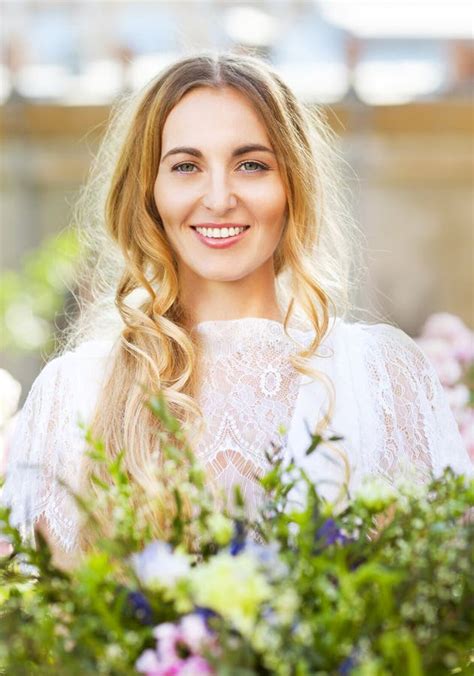 Novia Con El Ramo Hermoso De La Boda De Flores En El Estilo De Imagen