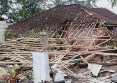 Puluhan Rumah Dan Fasum Di Gegerbitung Rusak Dihantam Puting Beliung