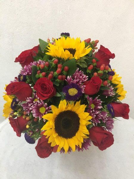 Arreglo Floral Con Girasoles Y Rosas Rojas A Domicilio By Mr Flowers