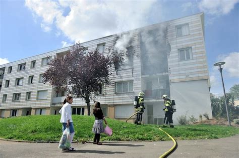 Deux familles relogées après un feu d appartement dans le quartier