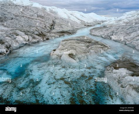 Sistema De Drenaje En La Superficie De La Capa De Hielo El Sedimento Marrón Sobre El Hielo Es