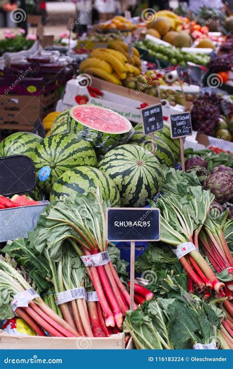 Frutas E Legumes Frescas Para A Venda Em Um Mercado De Rua Ruibarbos